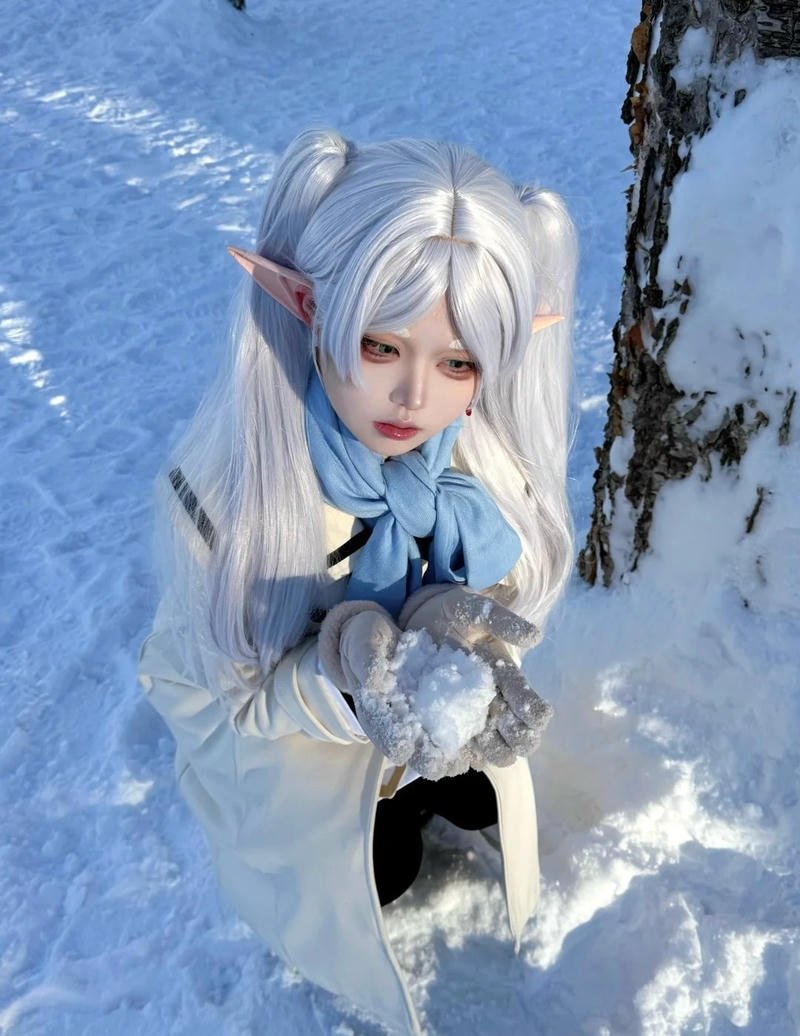 Ảnh cosplay Frieren với tạo hình elf pháp sư dịu dàng
