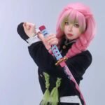 Ảnh cosplay Mitsuri trong bối cảnh fantasy huyền ảo
