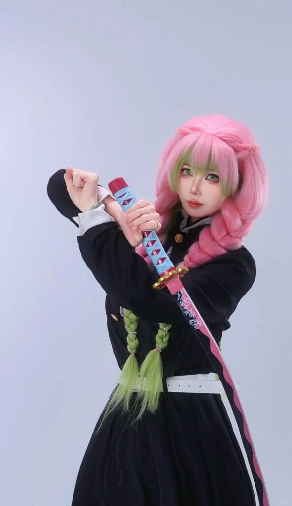 Ảnh cosplay Mitsuri trong bối cảnh fantasy huyền ảo
