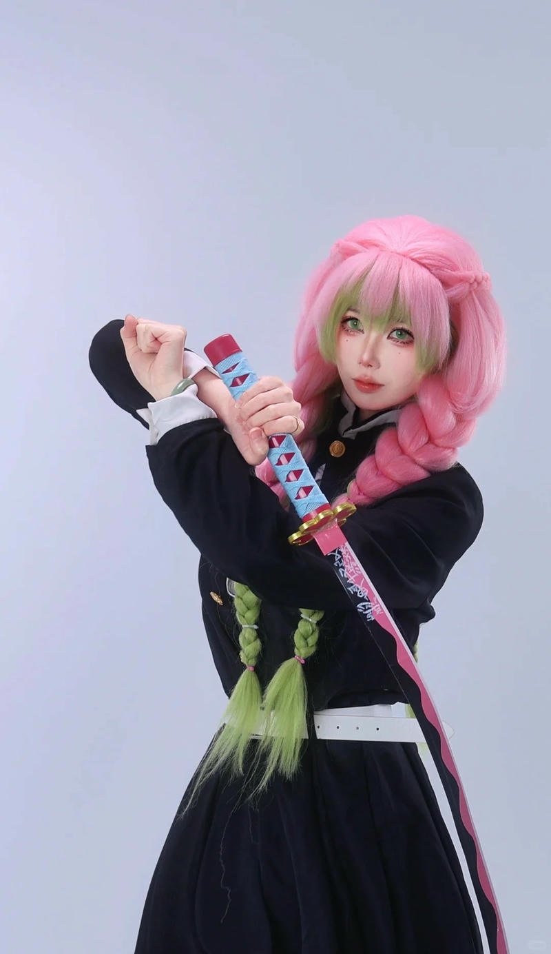 Ảnh cosplay Mitsuri trong bối cảnh fantasy huyền ảo
