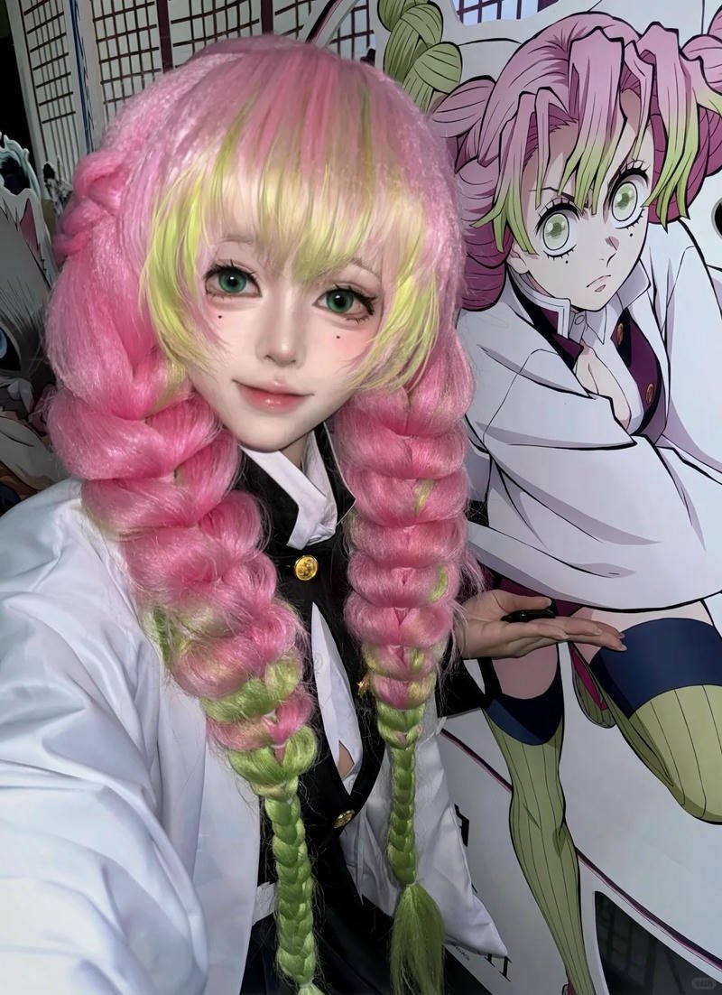 Ảnh cosplay Mitsuri trong concept Kimetsu no Yaiba