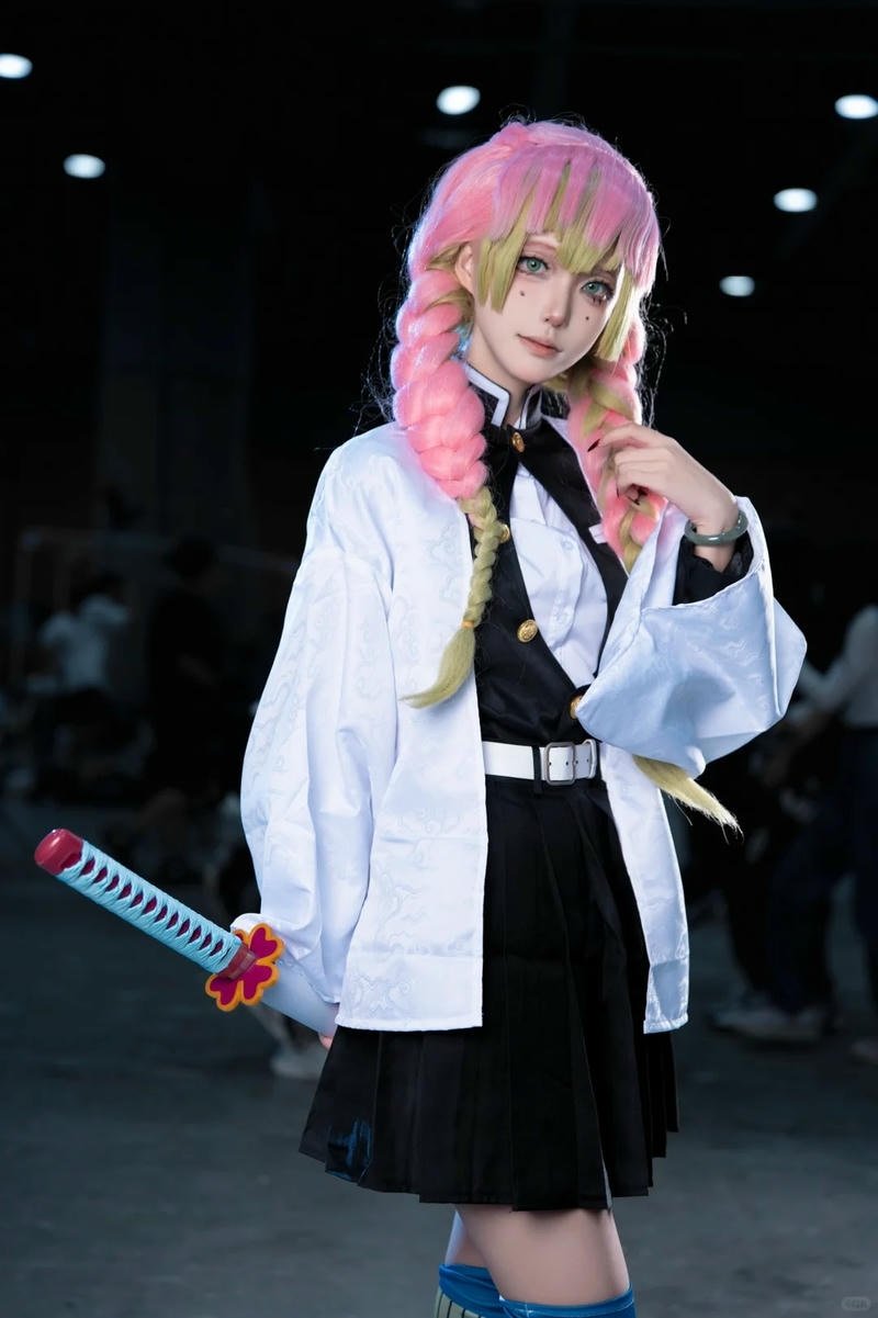 Ảnh cosplay Mitsuri với tạo hình luyến trụ dịu dàng