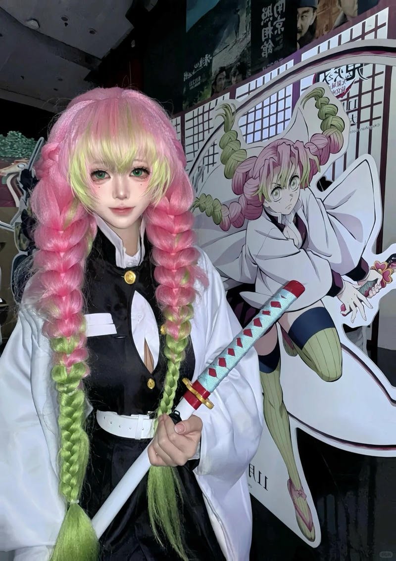 Ảnh cosplay Mitsuri với trang phục đặc trưng luyến trụ