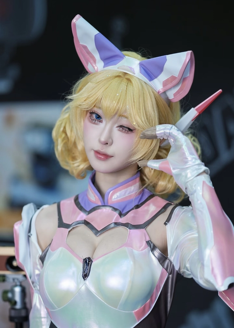 Ảnh cosplay anime tạo dáng trước ống kính nghệ thuật