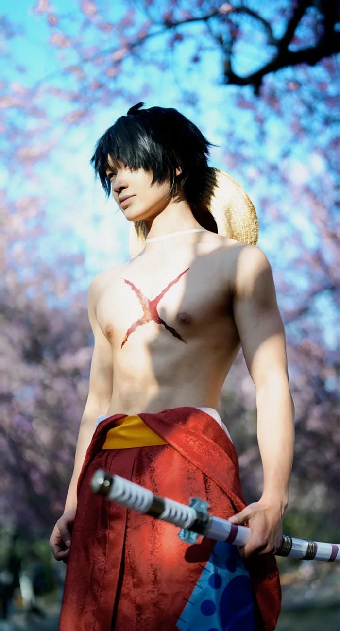 Ảnh cosplay one piece nhân vật tạo dáng ngoài trời