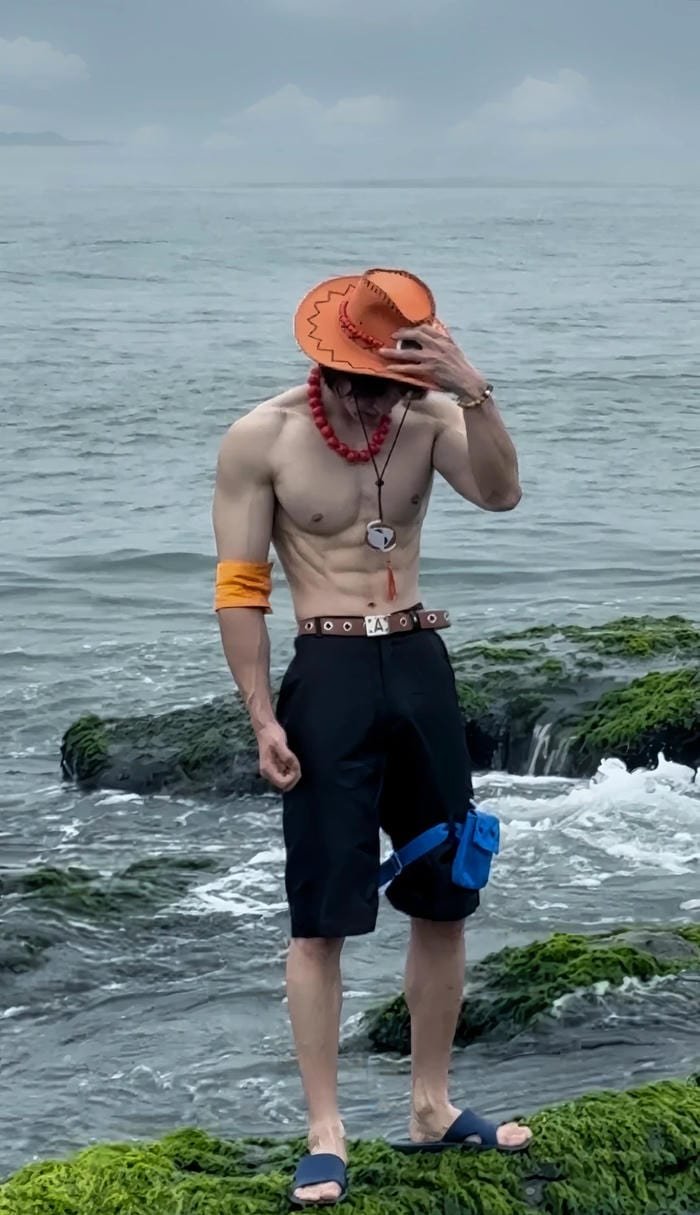 Ảnh cosplay one piece với nhân vật Luffy đứng bên biển