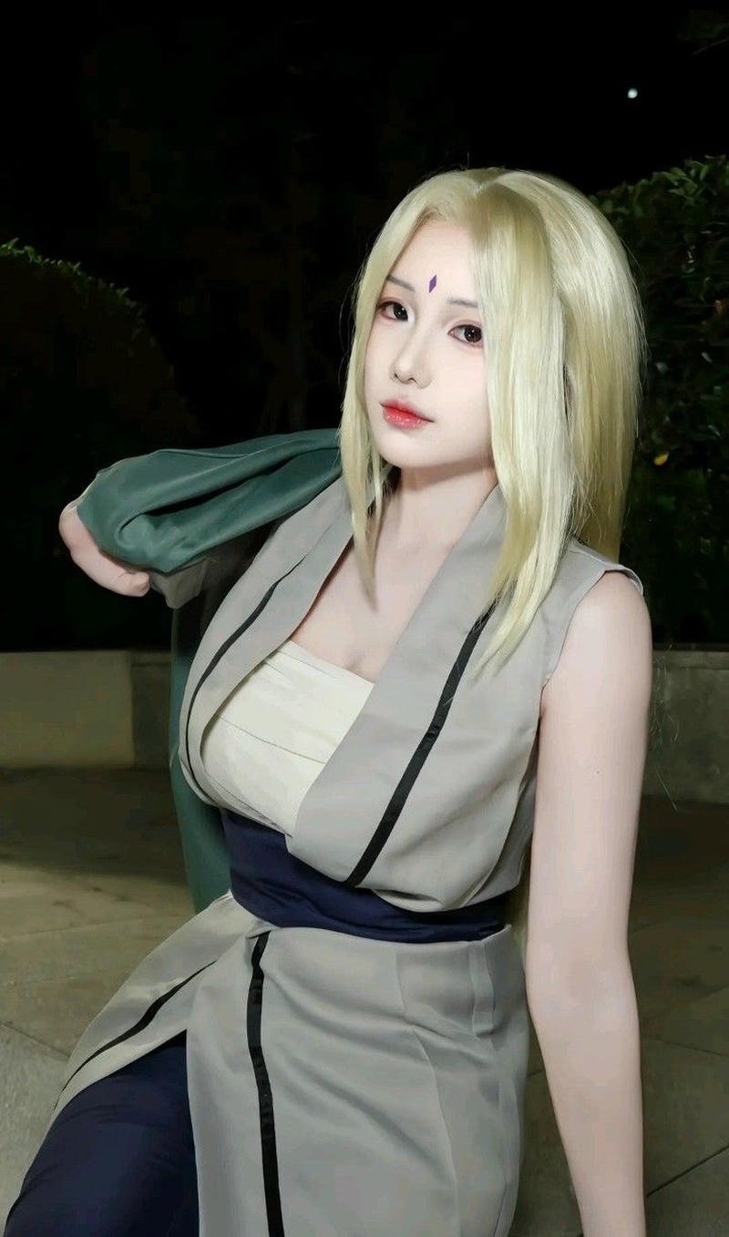 Ảnh cosplay tsunade trong bối cảnh naruto sống động