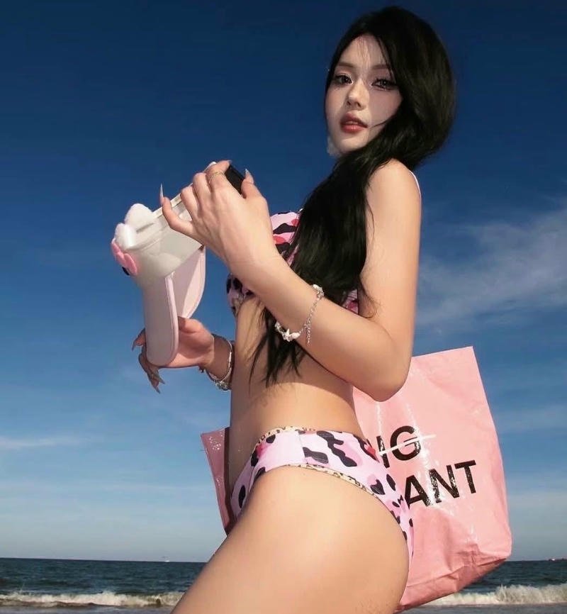 Ảnh gái mông ngon chụp studio bố cục