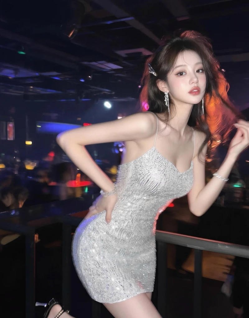 Ảnh gái xinh đi bar chụp flash với hiệu ứng ánh sáng mạnh