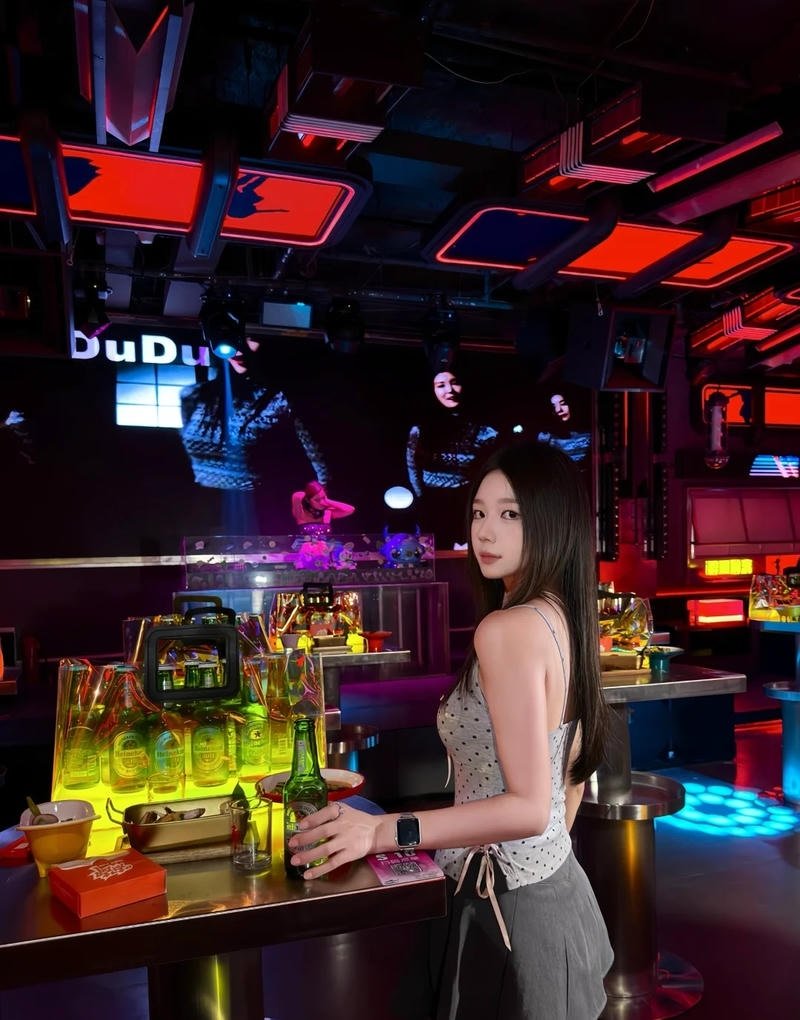 Ảnh gái xinh đi bar với phong cách thời trang trẻ trung