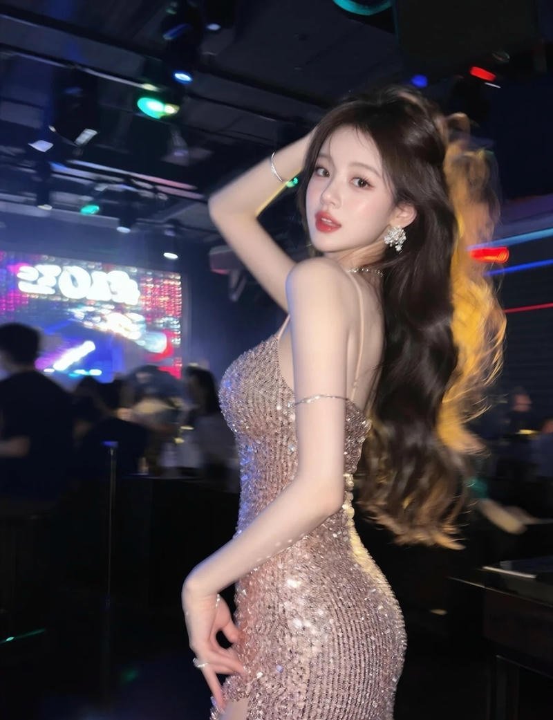 Ảnh gái xinh đi bar với thần thái tự tin giữa đám đông