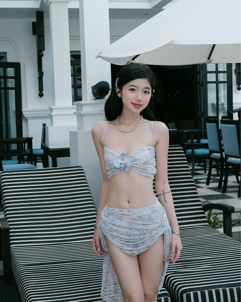 Ảnh gái xinh nóng bỏng bộ đồ du lịch biển trẻ trung