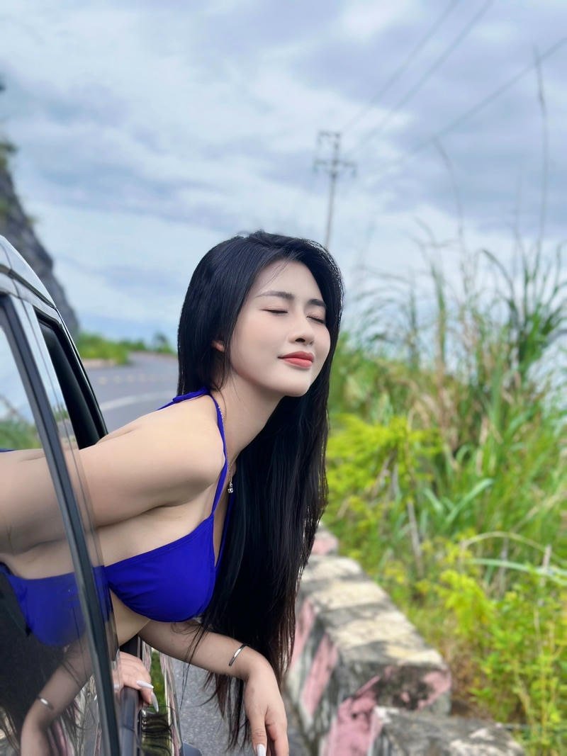 Ảnh gái xinh nóng bỏng tạo dáng bên bãi biển mùa hè