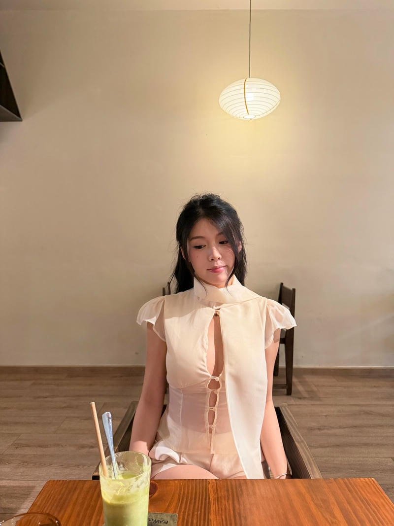 Ảnh gái xinh nóng bỏng với ánh nhìn cuốn hút đàn ông