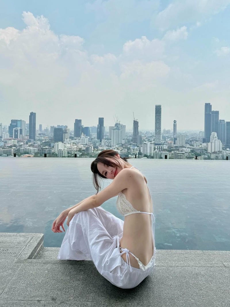 Ánh nắng chiều làm nổi bật nét đẹp nữ tính