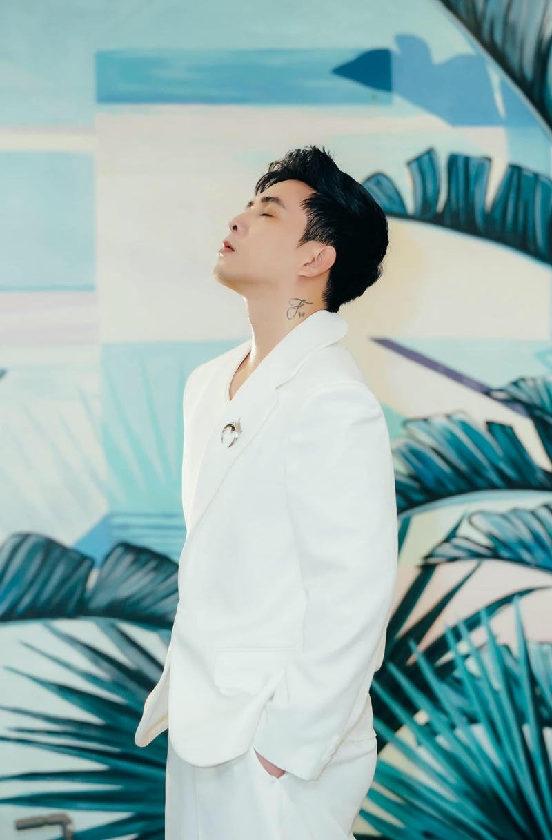 Ảnh nền Hồ Quang Hiếu ánh sáng tương phản nổi bật