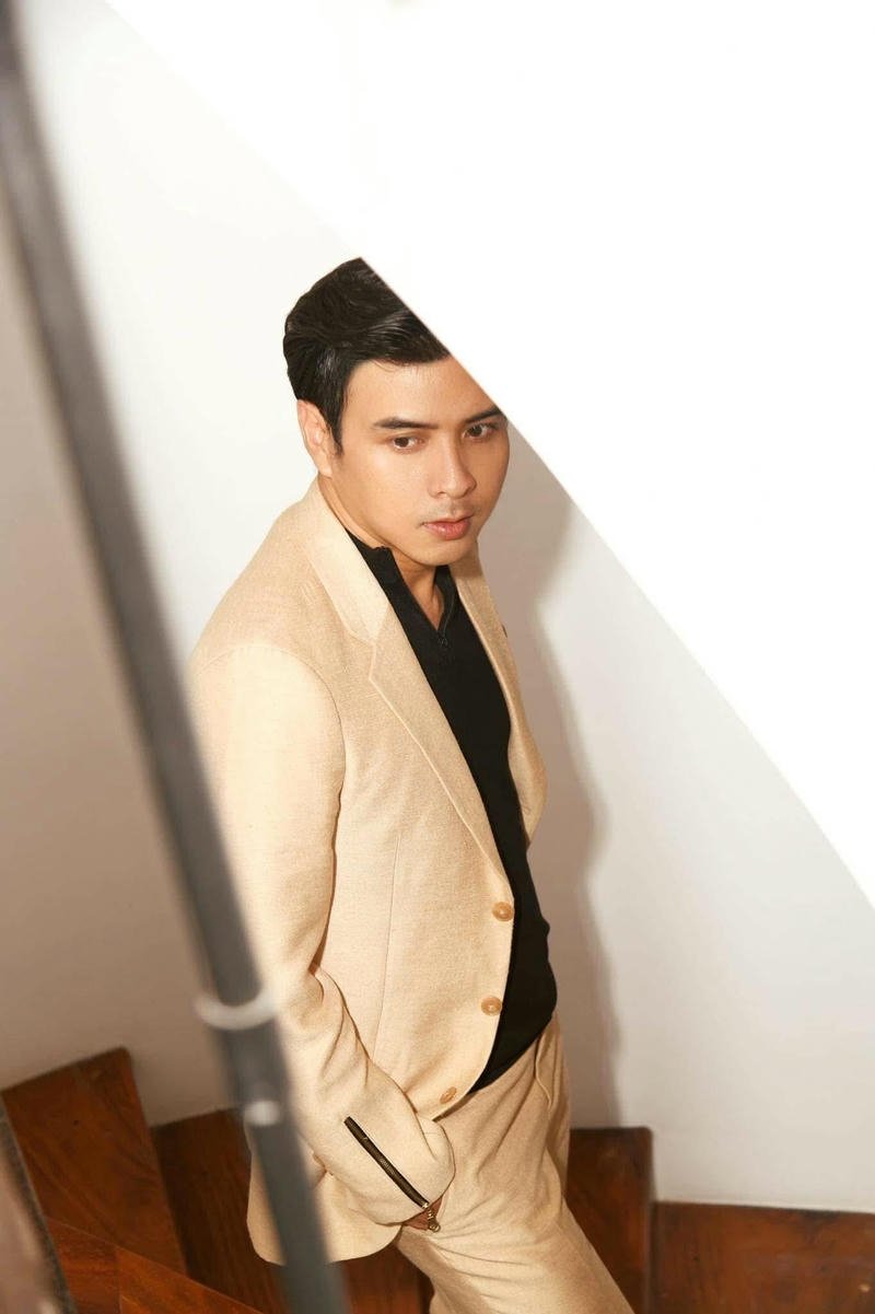 Ảnh nền Hồ Quang Hiếu trong trang phục lịch lãm