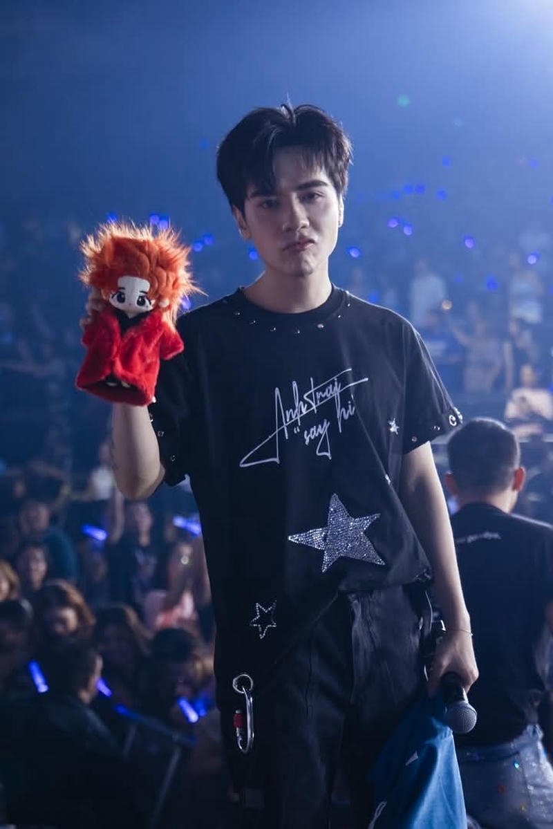 Ảnh nền Quang Hùng MasterD ánh sáng sân khấu rực rỡ