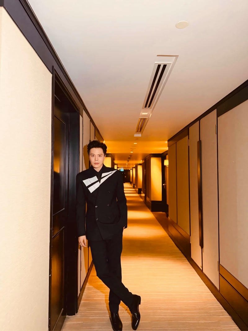 Ảnh nền phong cách trẻ trung năng động Trịnh Thăng Bình