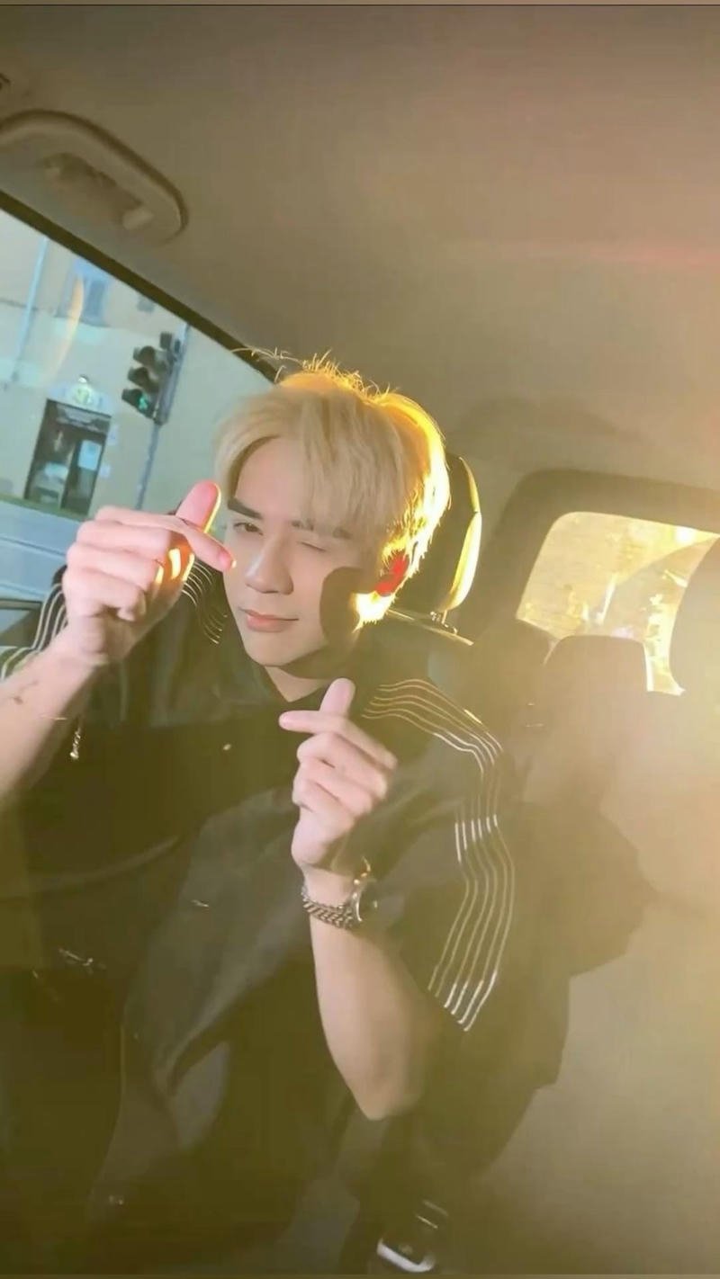 Ảnh nềnQuang Hùng MasterD ánh sáng dịu nhẹ