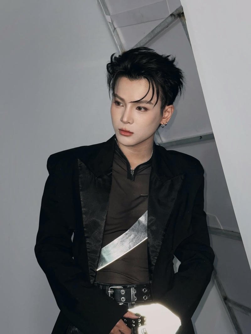 Ảnh nghệ sĩ Phạm Đình Thái Ngân phong cách hiện đại