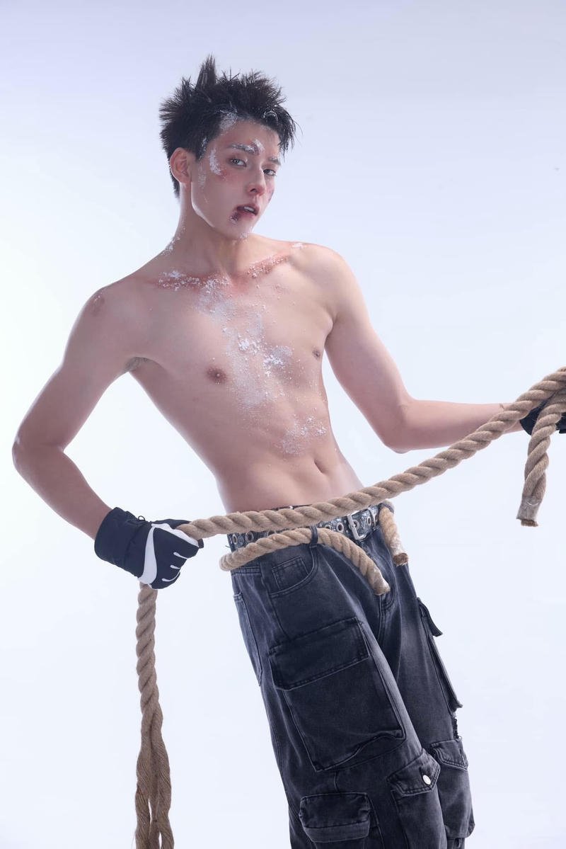 Ảnh nghệ sĩ trẻ Vĩnh Đam thần thái tự nhiên