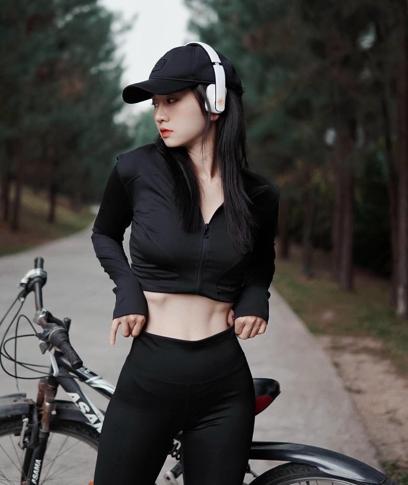 Ánh nhìn cuốn hút của Lê Bống sexy bikini