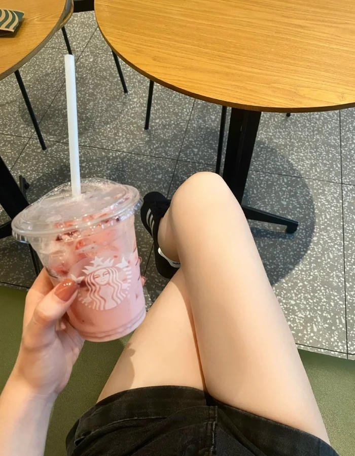 Ánh nhìn nghệ thuật tập trung vào hình ảnh chân đẹp