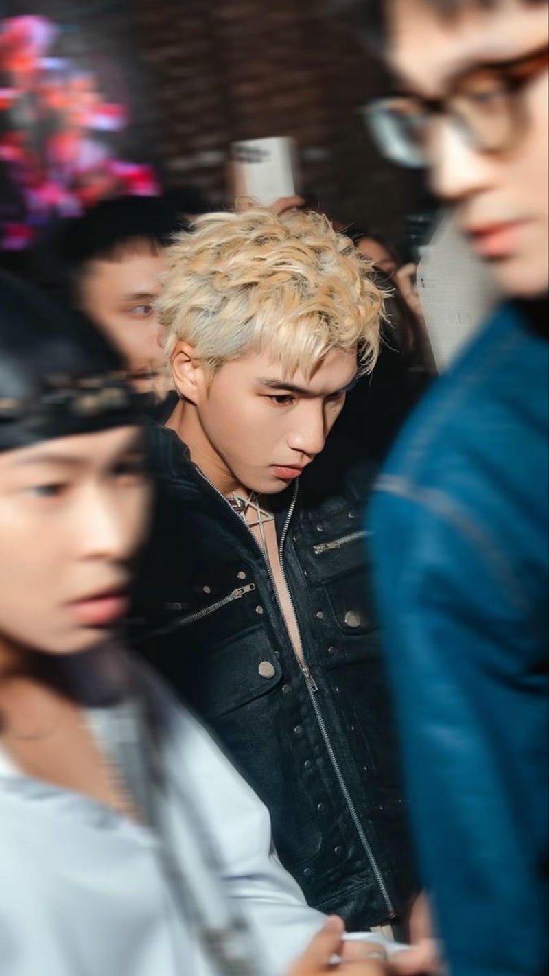 Ảnh rapper HIEUTHUHAI biểu diễn năng lượng làm nền điện thoại