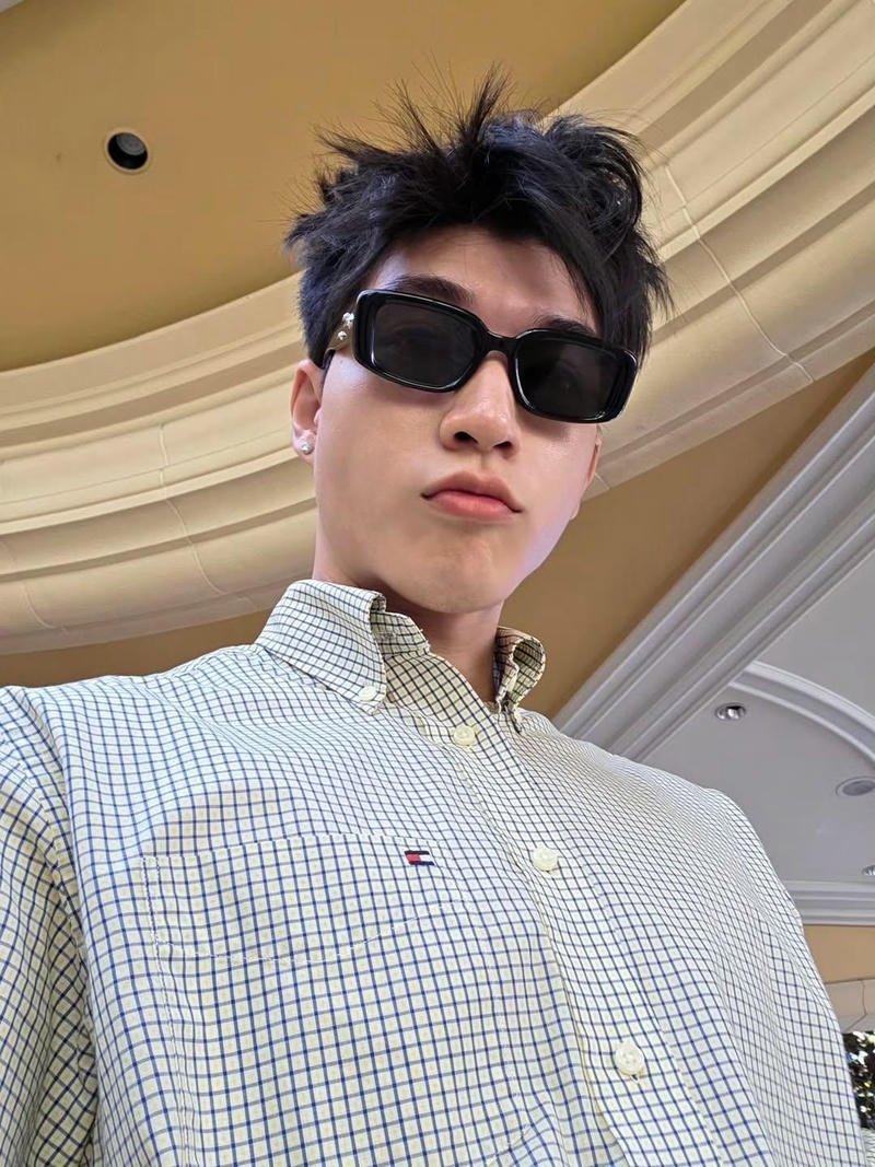 Ảnh rapper HIEUTHUHAI với outfit streetwear làm nền điện thoại