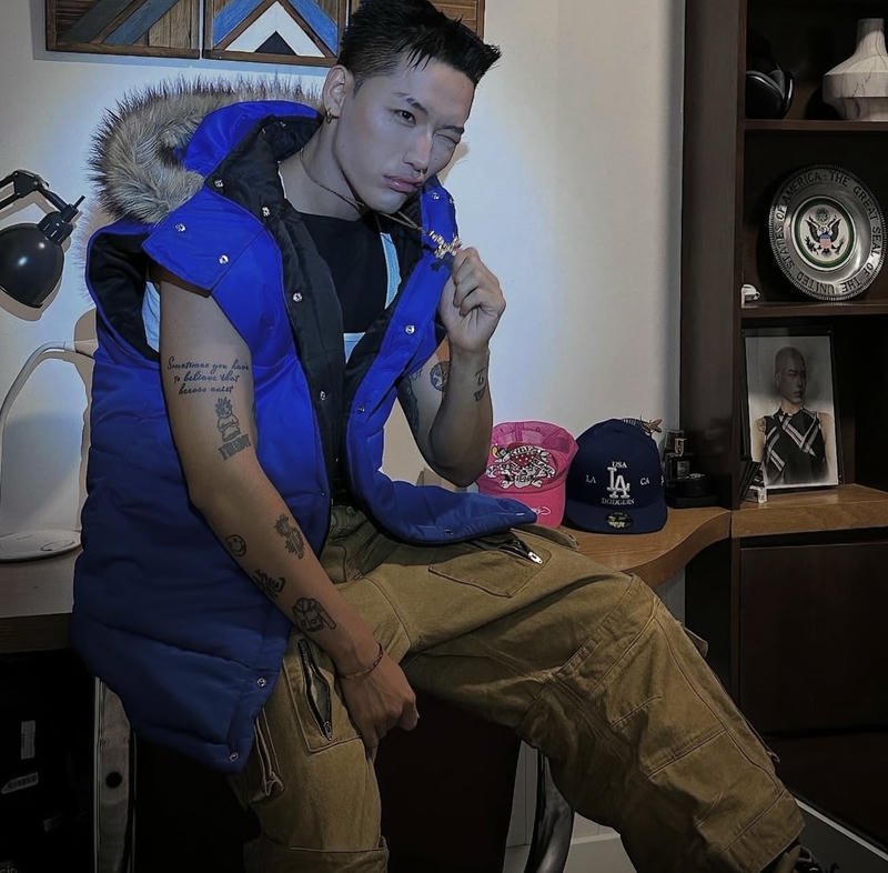 Ảnh rapper Wean ngồi trong phòng ánh đèn lung linh làm nền điện thoại