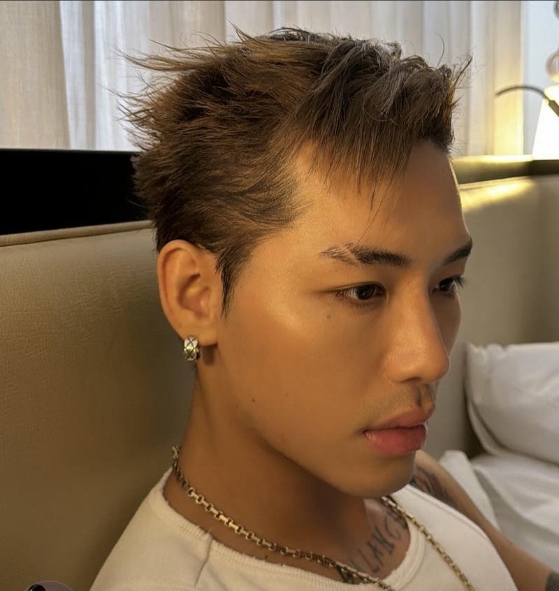 Ảnh rapper Wean thần thái mạnh mẽ phù hợp làm nền điện thoại đẹp