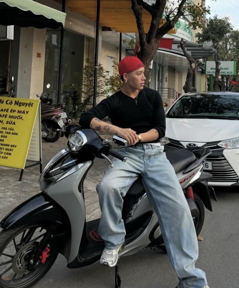 Ảnh rapper Wean với outfit streetwear làm nền điện thoại đẹp