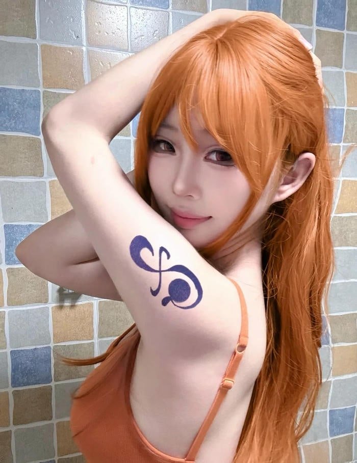Bối cảnh Nami với mái tóc cam và hình xăm đặc trưng