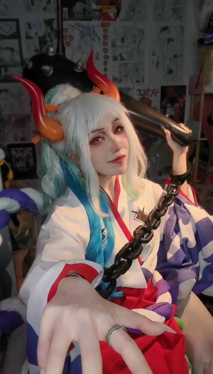 Bối cảnh nhân vật nữ cosplay với tóc xanh nổi bật