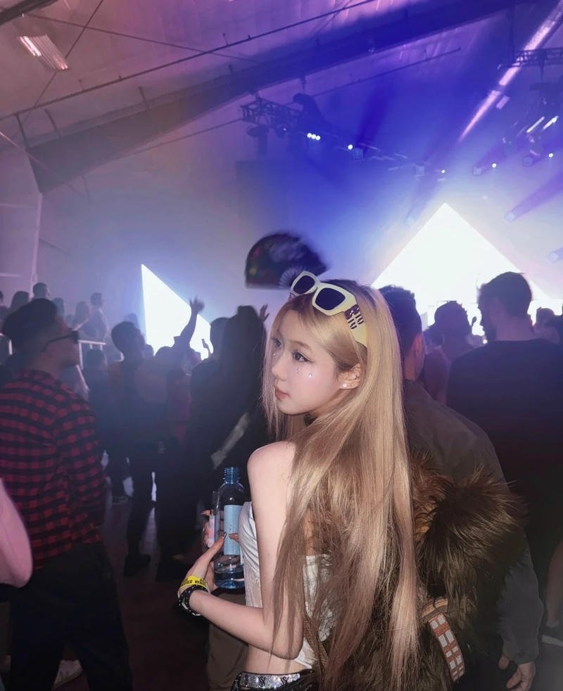 Bối cảnh sôi động giúp ảnh thêm phần cuốn hút