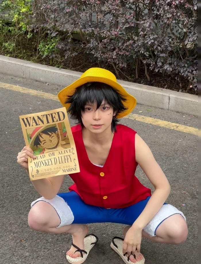 Cảnh Luffy tạo dáng trên đường với phong cách trẻ trung