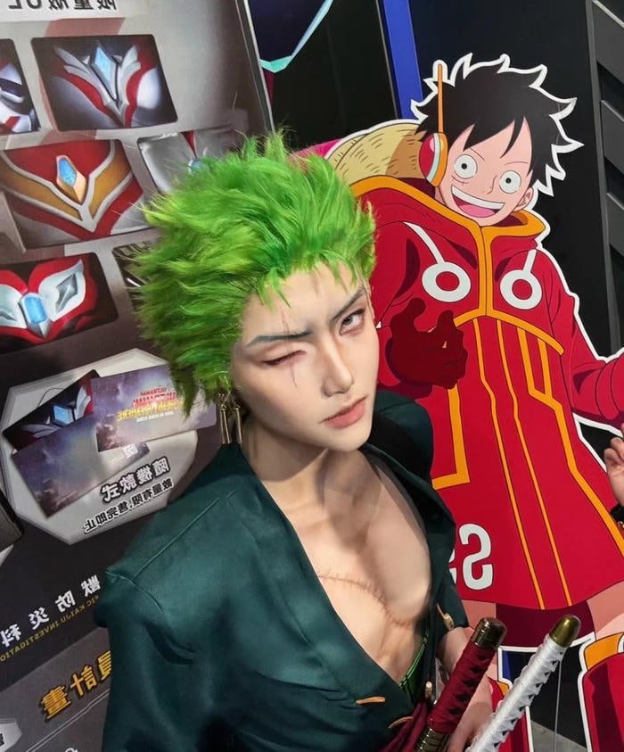 Cảnh Zoro đứng trước poster anime với thần thái ngầu