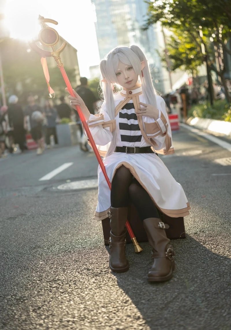 Cảnh cosplay Frieren elf trong bối cảnh thiên nhiên