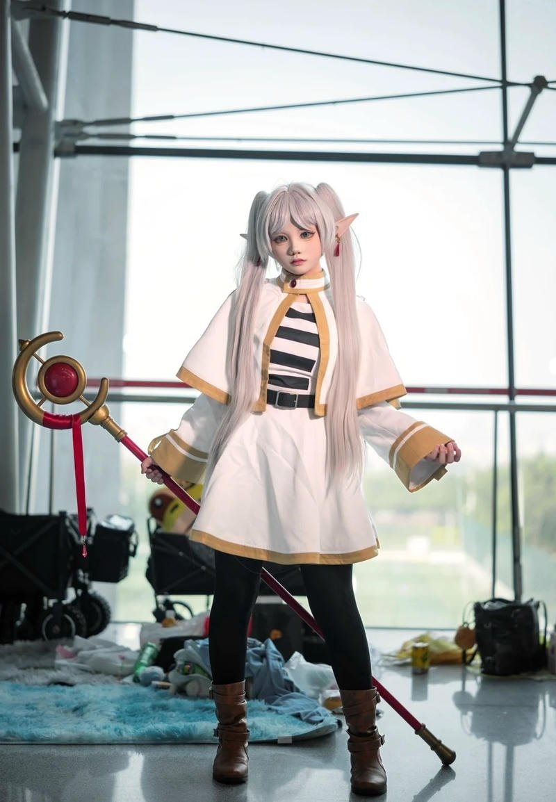 Cảnh cosplay Frieren thần thái trầm lặng cuốn hút
