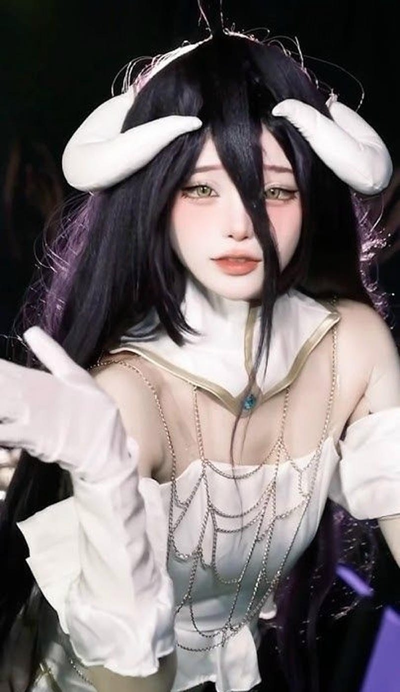 Cảnh cosplay anime trong studio chuyên nghiệp