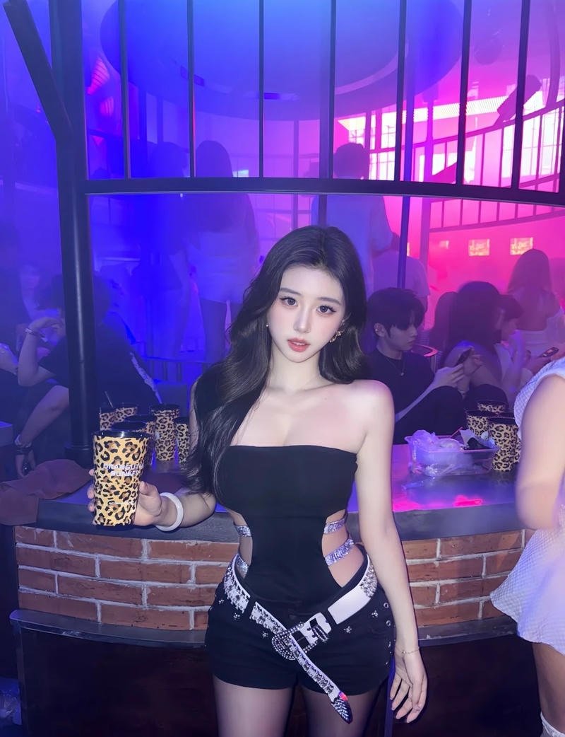 Cảnh gái xinh đi bar biến hình với outfit cá tính