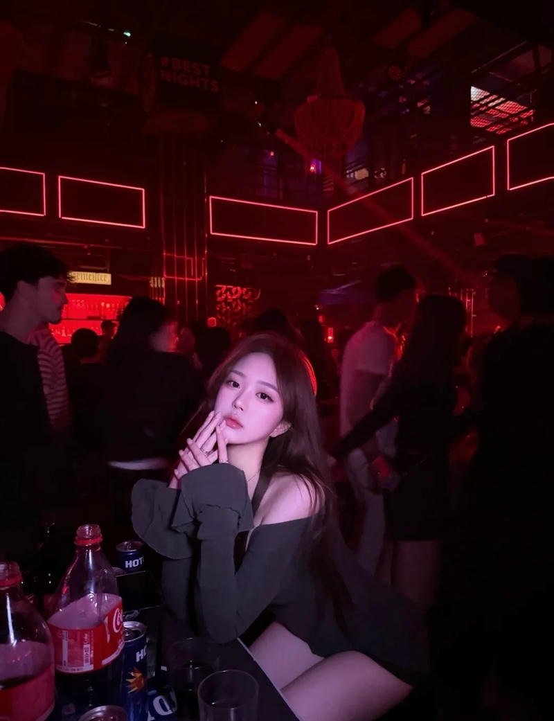 Cảnh quẩy bar với âm nhạc và ánh sáng mạnh