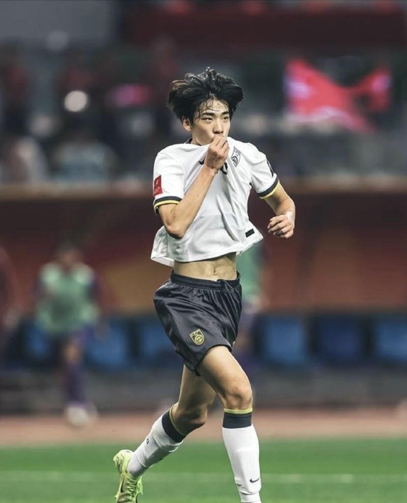 Cầu thủ trẻ thực hiện cú sút xa đầy uy lực