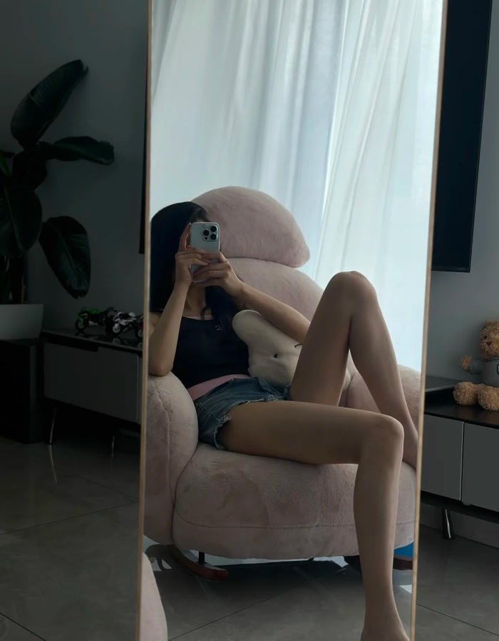 Chân đẹp gái xinh trong khung cảnh biển nhẹ nhàng