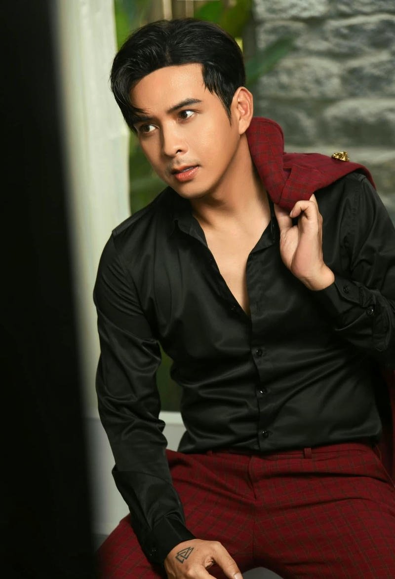 Chân dung Hồ Quang Hiếu nhìn xa đầy suy tư