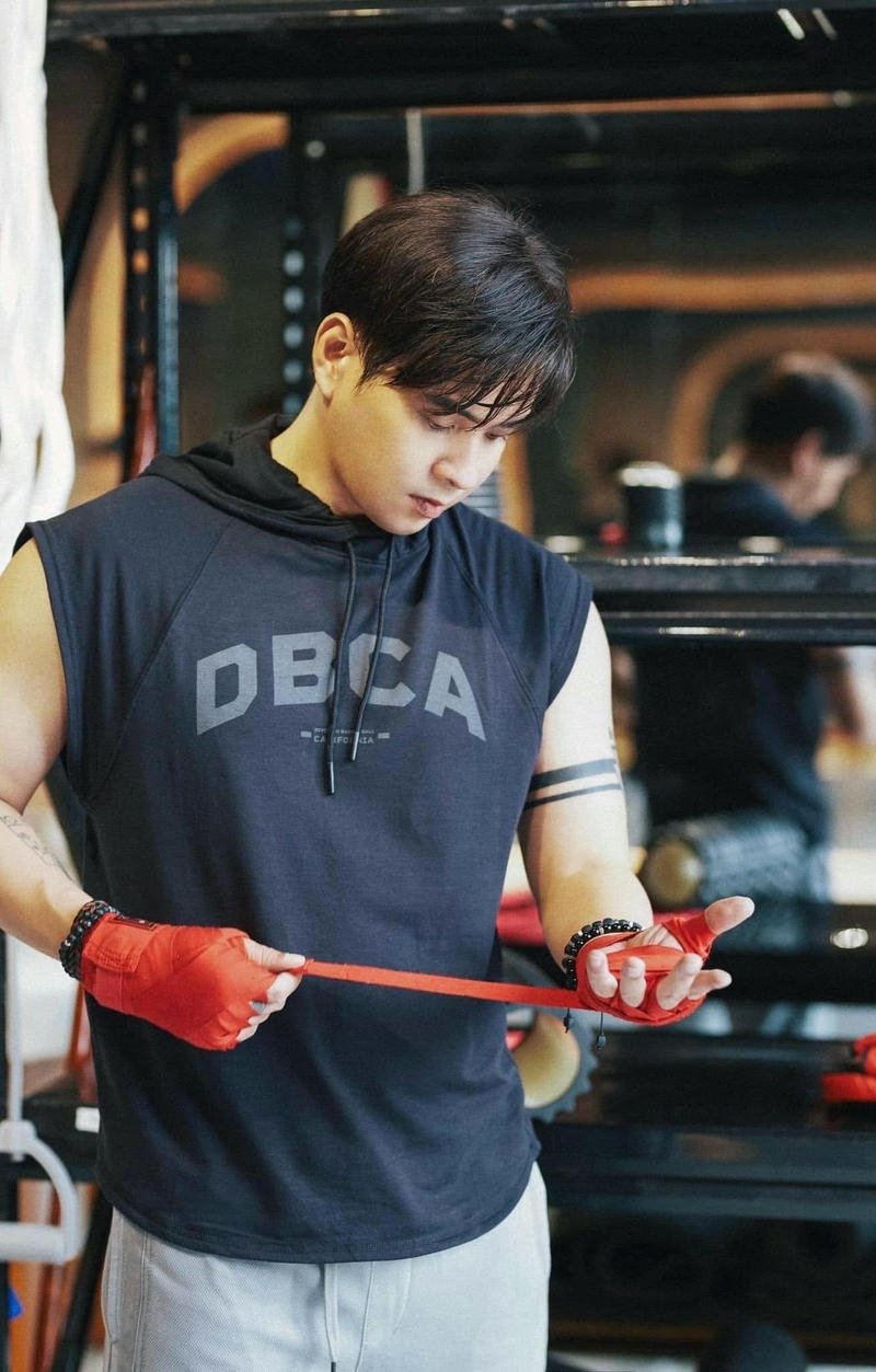 Chân dung Hồ Quang Hiếu phong thái tự tin cuốn hút