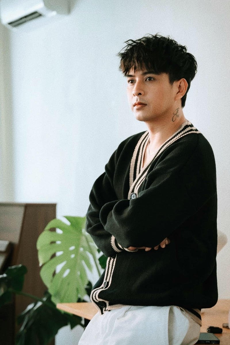 Chân dung Hồ Quang Hiếu với ánh mắt sâu cuốn hút