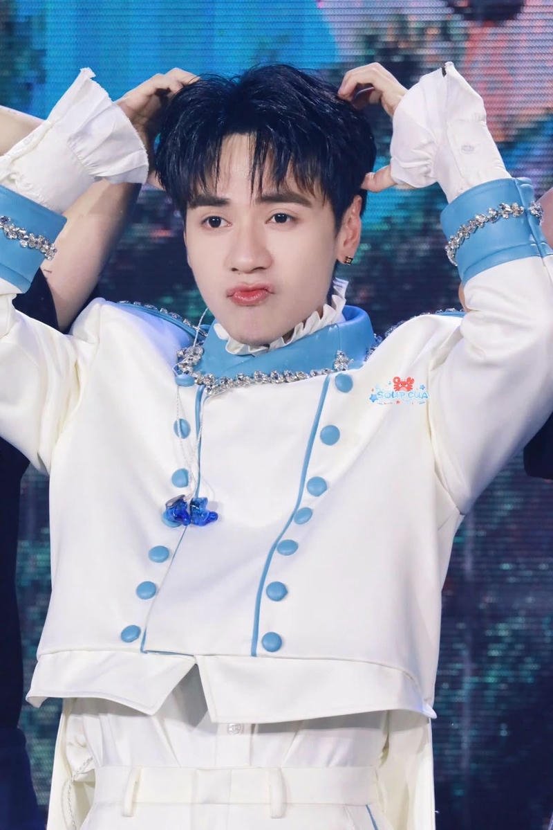 Chân dung ánh nhìn sâu trong ảnh nền Quang Hùng MasterD