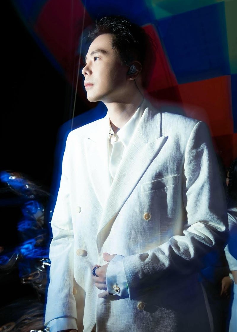 Chân dung nghệ sĩ Trịnh Thăng Bình ánh nhìn cuốn hút tự nhiên